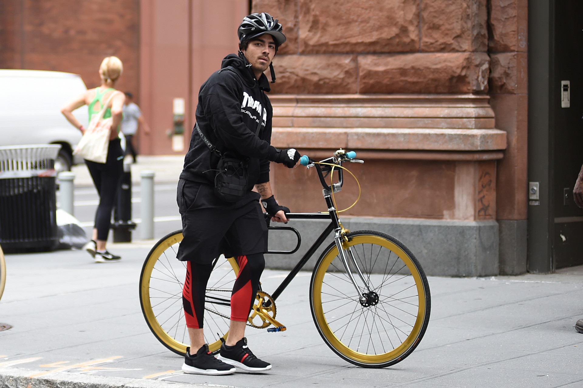 Adeptos da bike: celebridades que pedalam pelo meio ambiente e a saúde!