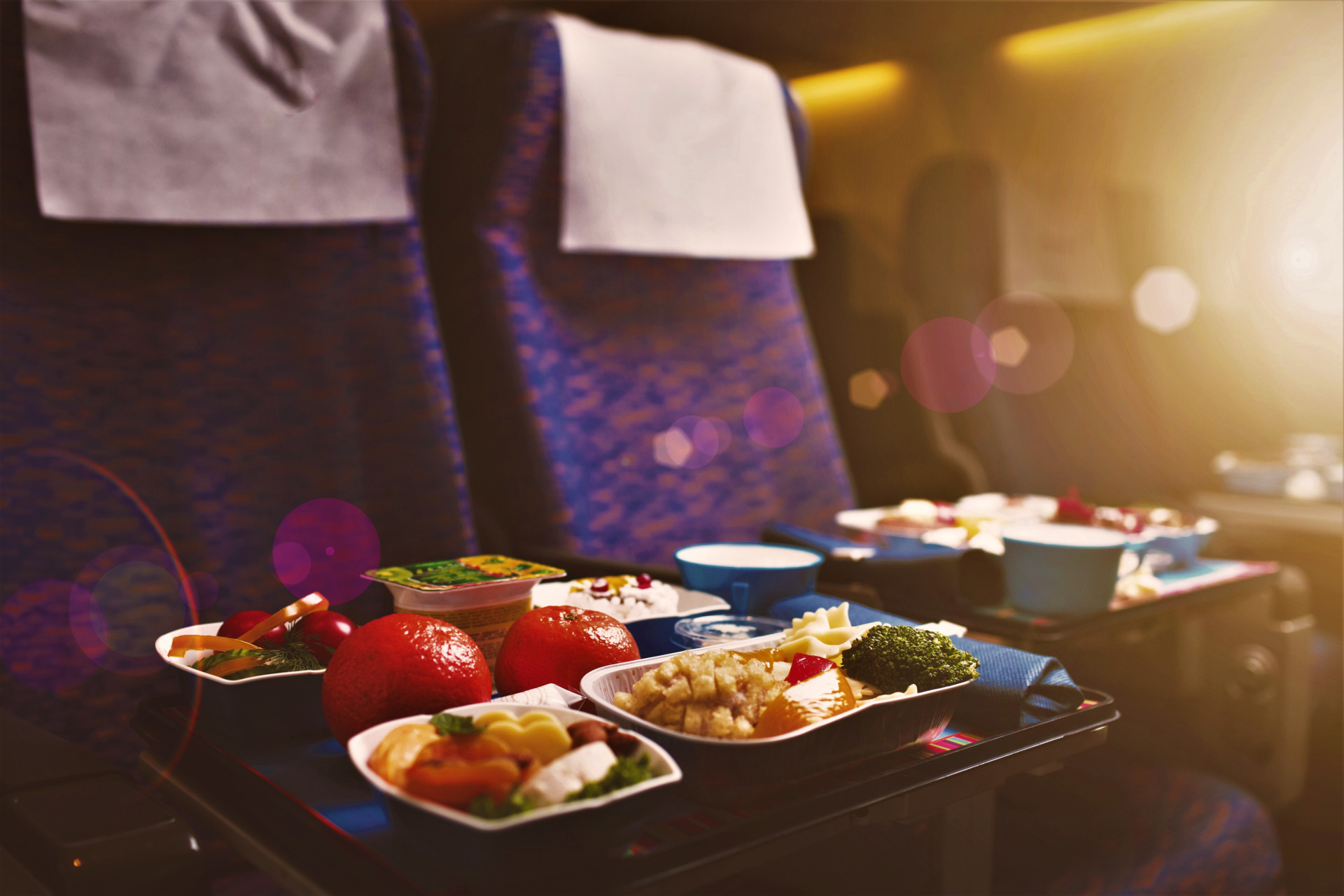 28 fatos surpreendentes sobre comidas de avião