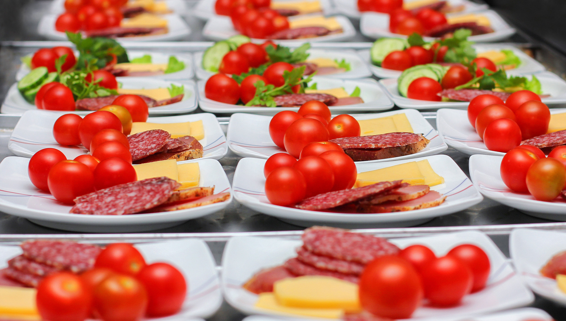 28 fatos surpreendentes sobre comidas de avião