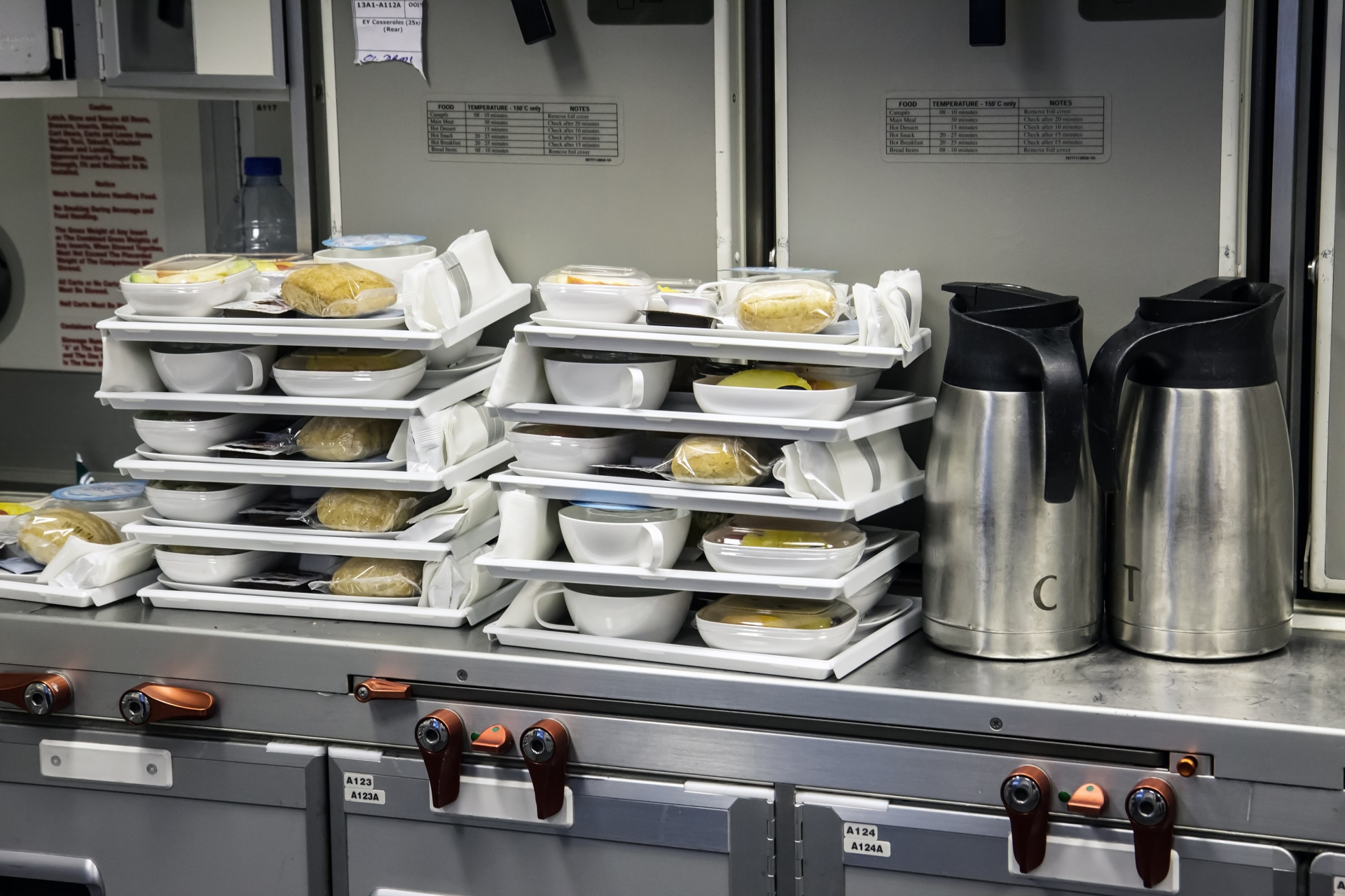 28 fatos surpreendentes sobre comidas de avião