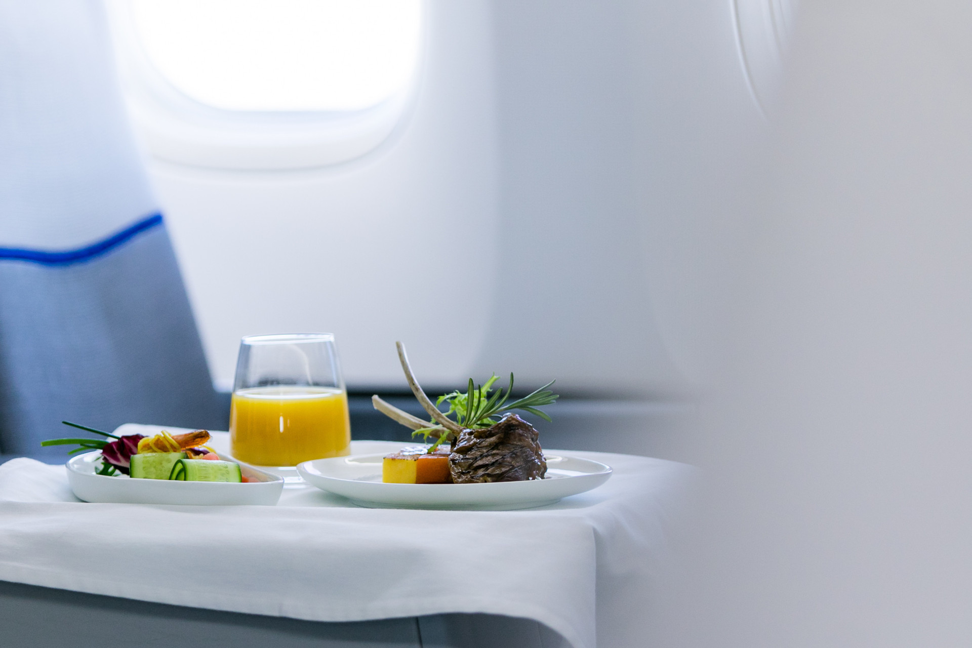 28 fatos surpreendentes sobre comidas de avião