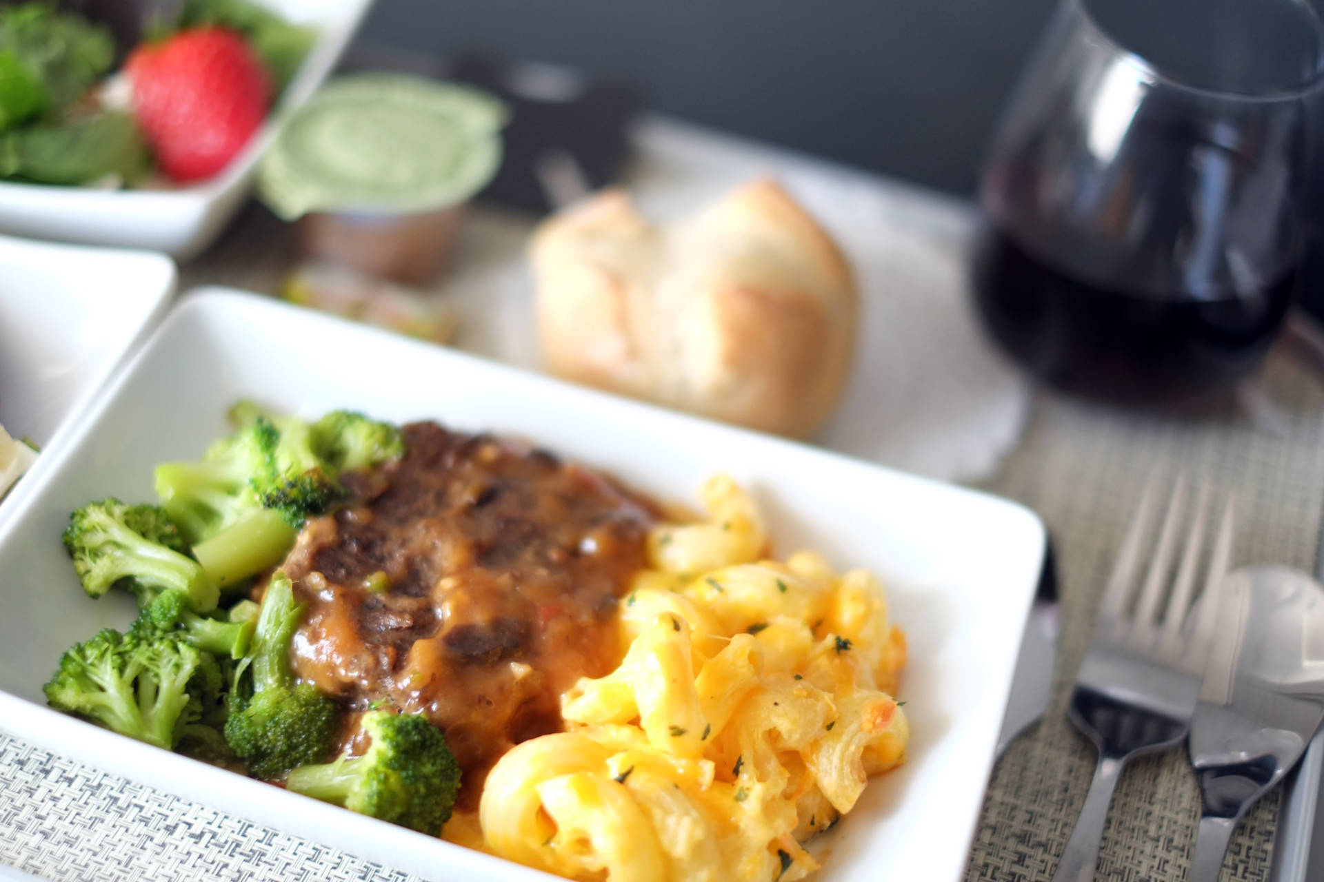 28 fatos surpreendentes sobre comidas de avião
