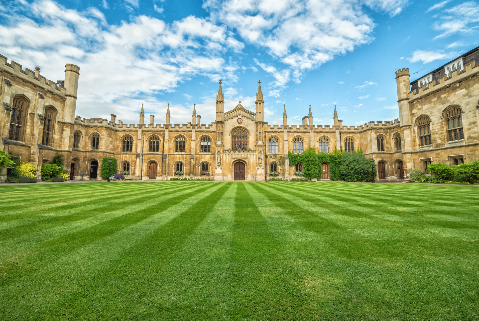 Faça um tour pelas universidades mais bonitas do mundo