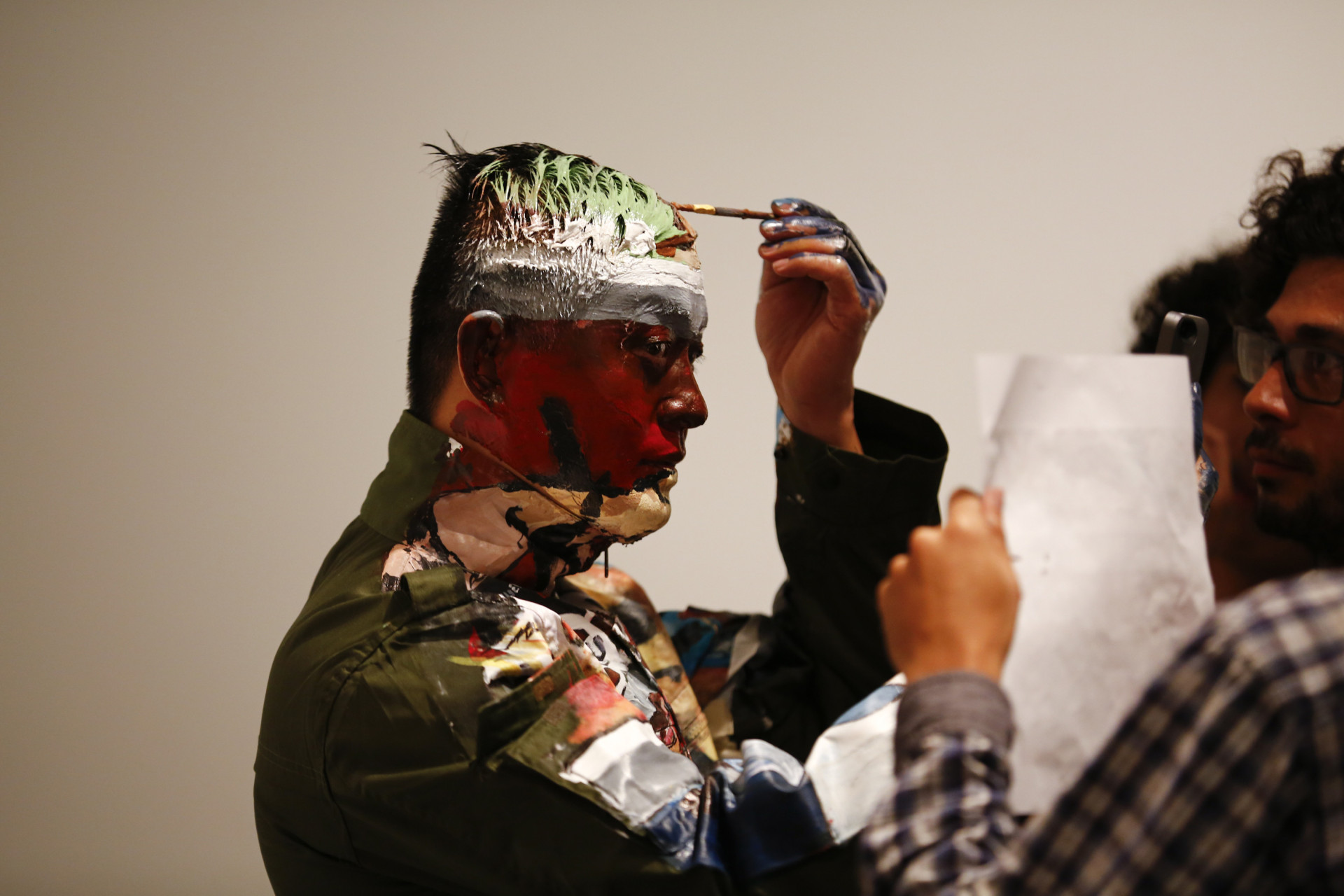 Homem Invisível: conheça o artista que 'desaparece' na própria arte