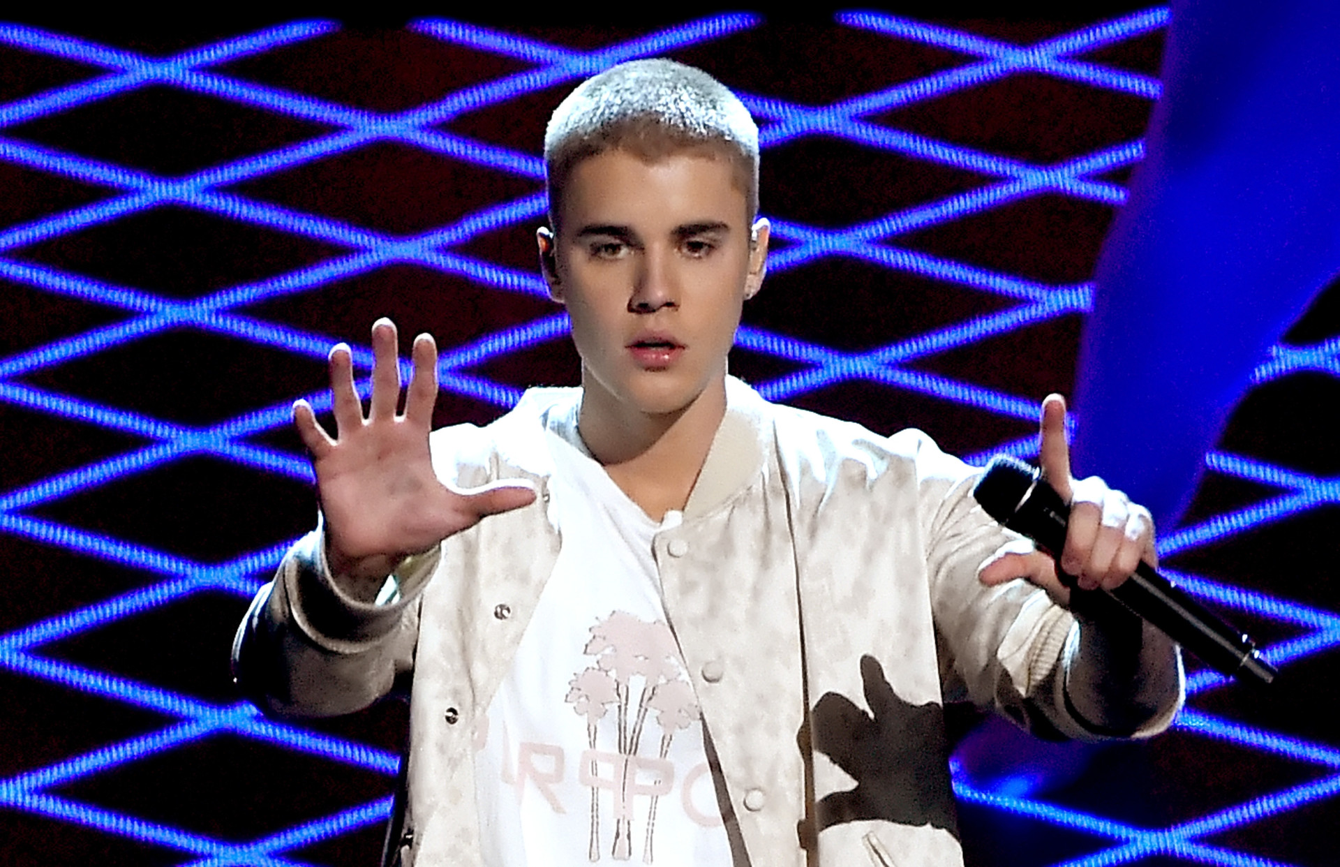 Confira algumas estrelas que foram flagradas fazendo playback