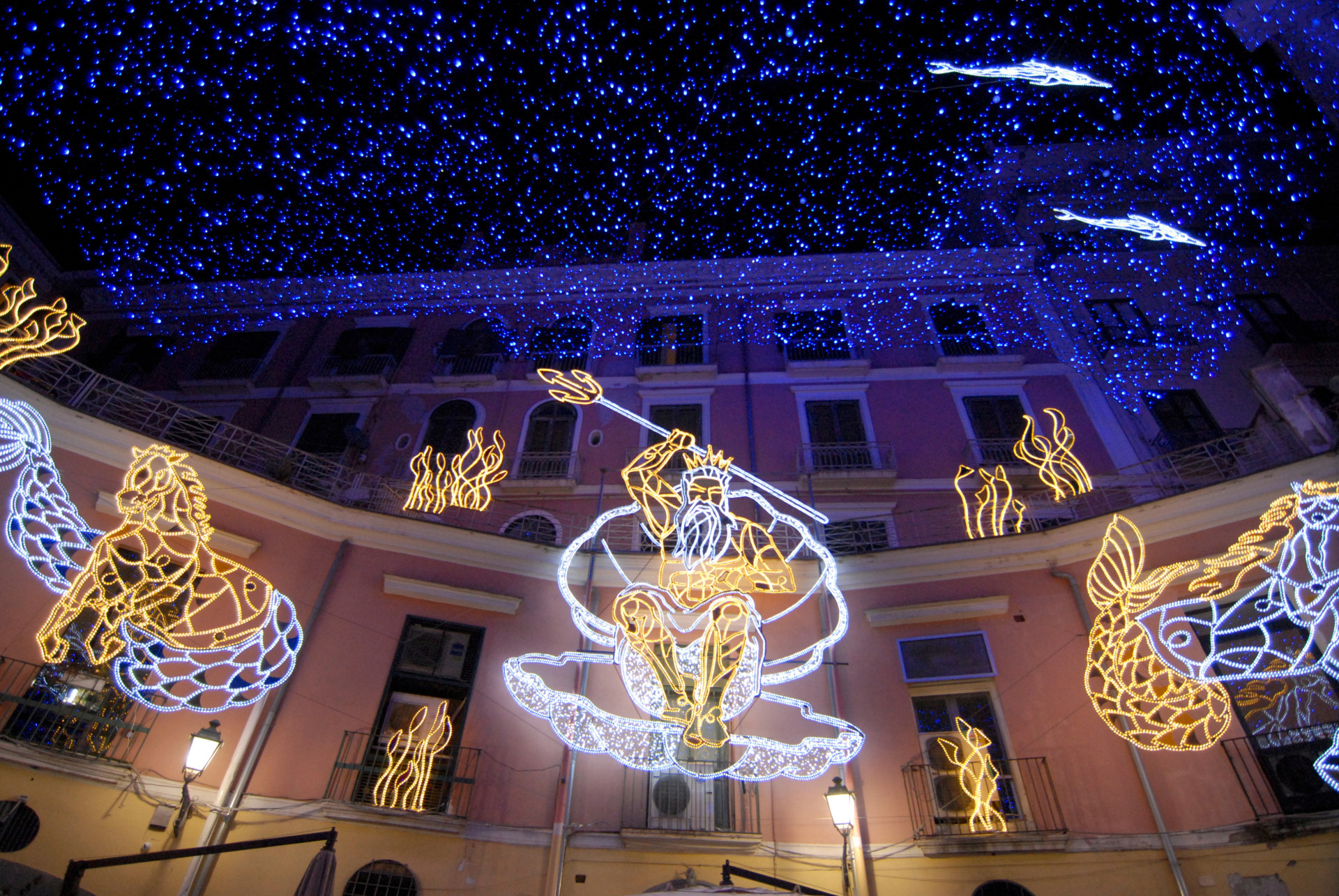 Clima de Natal: as cidades que brilham em festivais de luzes vibrantes