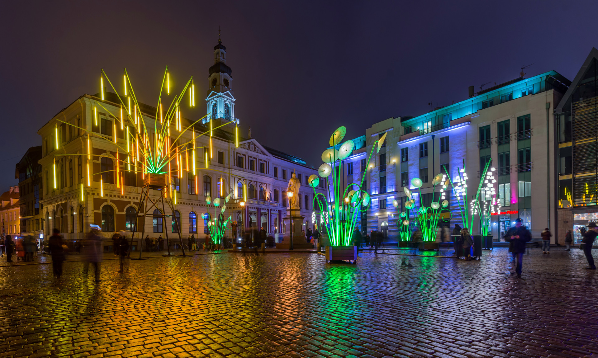 Clima de Natal: as cidades que brilham em festivais de luzes vibrantes