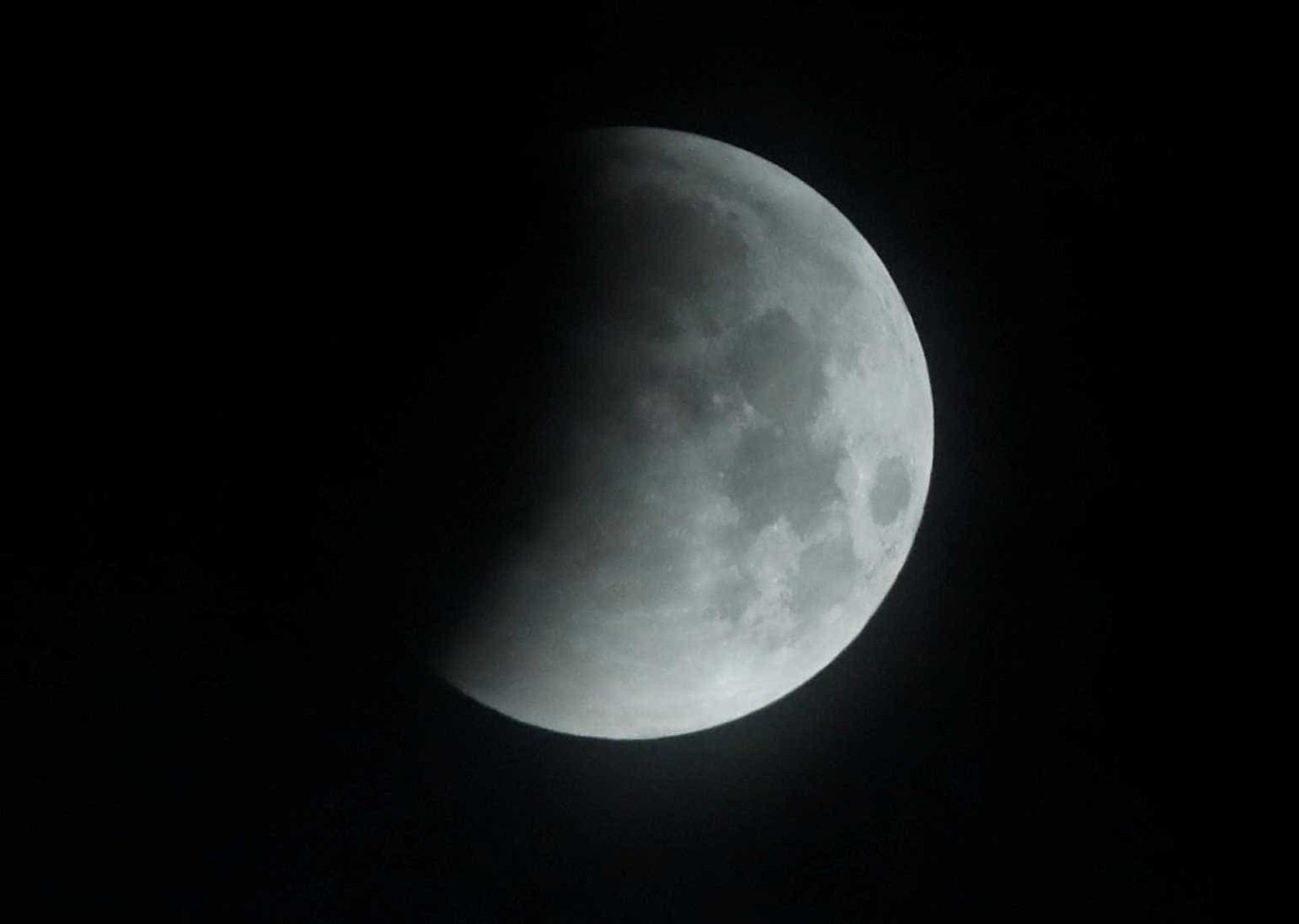 Perdeu o supereclipse lunar desta madrugada? Confira fotos