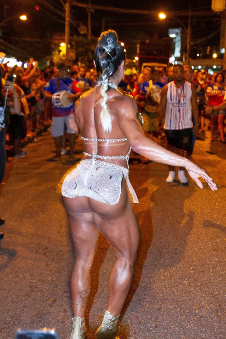 Gracyanne Barbosa cai no samba com look supertransparente; fotos