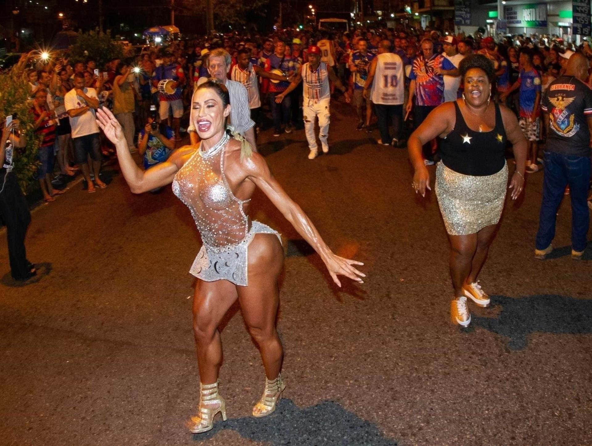 Gracyanne Barbosa cai no samba com look supertransparente; fotos