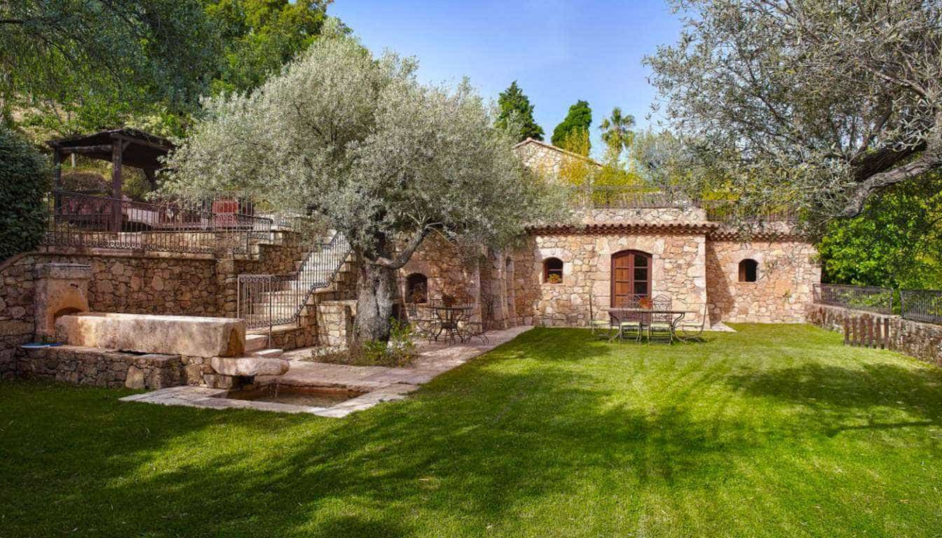 Johnny Depp coloca a venda sua pequena aldeia na França