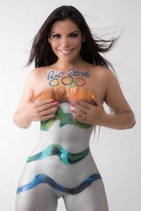 Miss Bumbum faz pintura corporal imitando  a tocha olímpica da Rio-2016