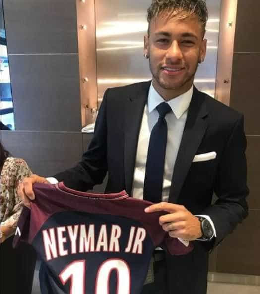 Neymar posa pela primeira vez com camisa do PSG em Paris